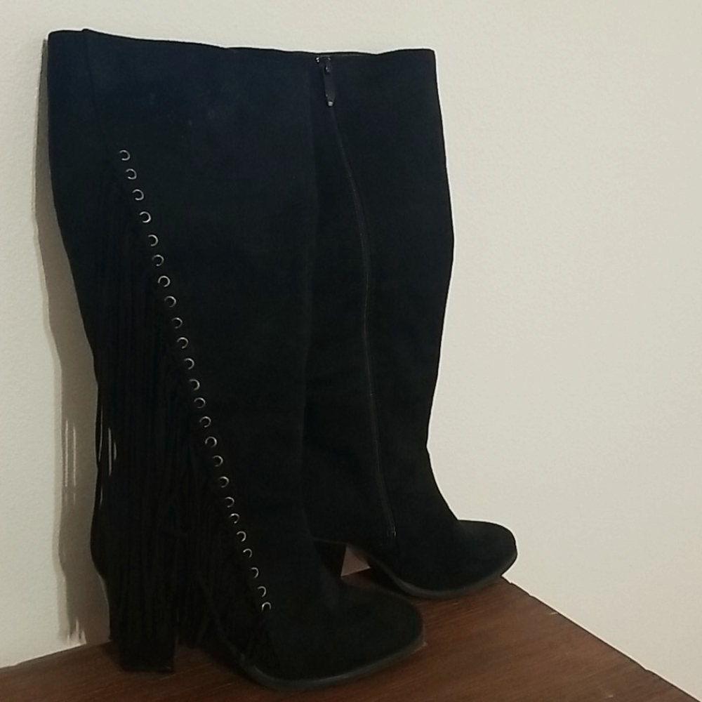 Cute under-knee boots with fringe